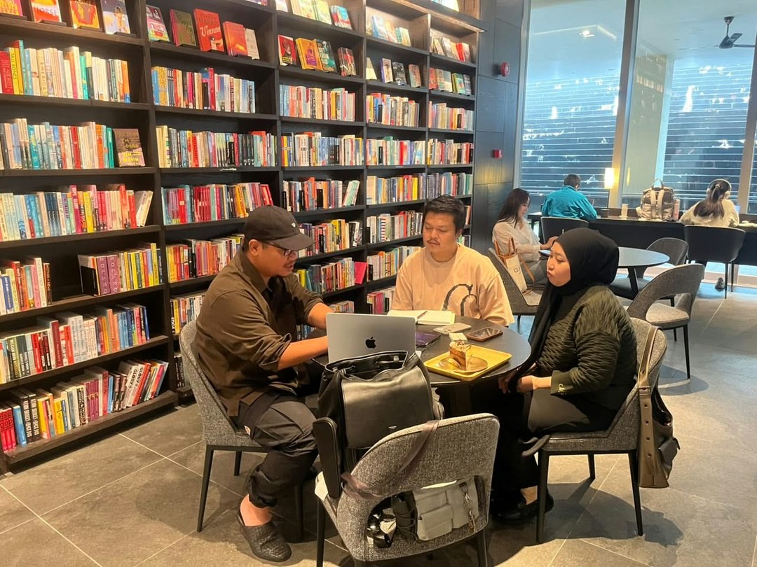 Cikgu Fazlan coaching at a bookstore cafe table with students
