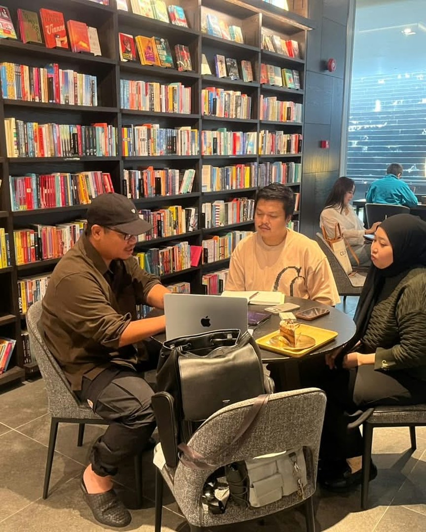 Cikgu Fazlan coaching at a bookstore cafe table with students
